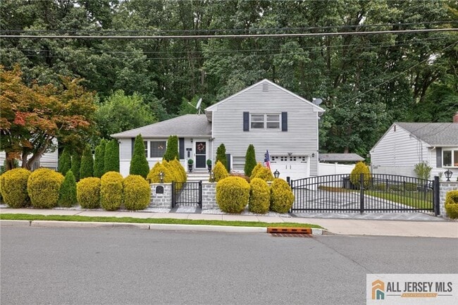 47 Leonardine Ave