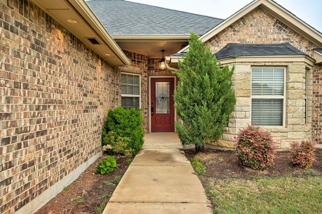 Photo - Beautiful & Large 4 Bed 2 Bath Home in Edmond!