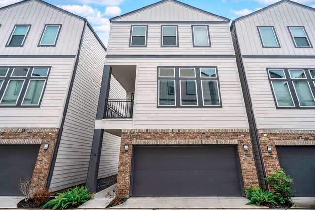 Building Photo - 756 W Donovan St