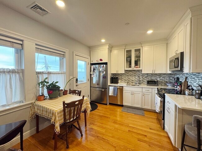 Photo - 214-216 E Eagle St Unit 4