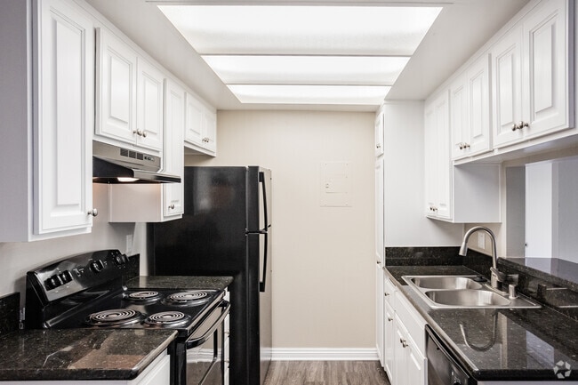 2 habitaciones, 1 baño, 950 pies cuadrados, cocina - Country Hills Apartment Homes