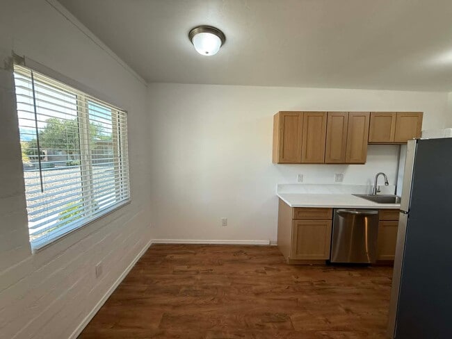 Photo - 1518 E Hedrick Dr