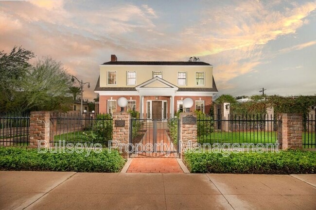 Building Photo - 525 W Lynwood St