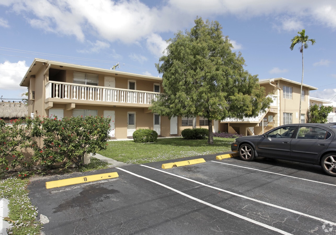 Pinecrest Pointe Apartments - Pinecrest Pointe Apartments