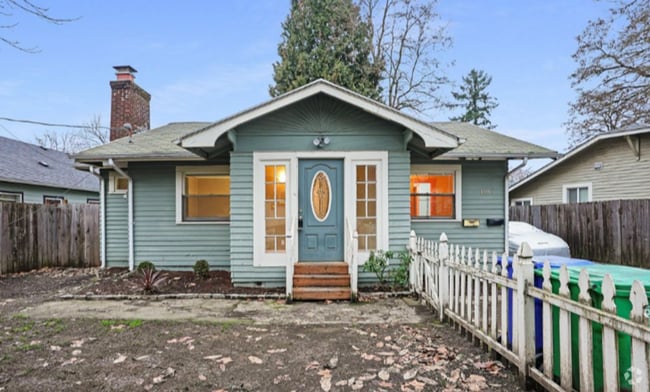 Building Photo - Updated 3br/2ba home with bonus room and f...
