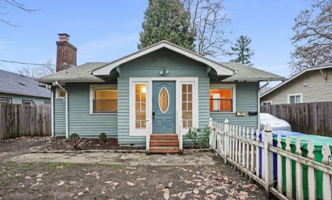Building Photo - Updated 3br/2ba home with bonus room and f...