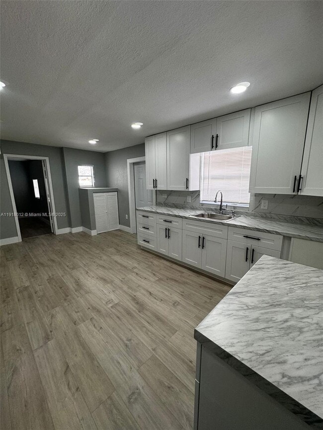 Building Photo - 141 W 6th St Unit C