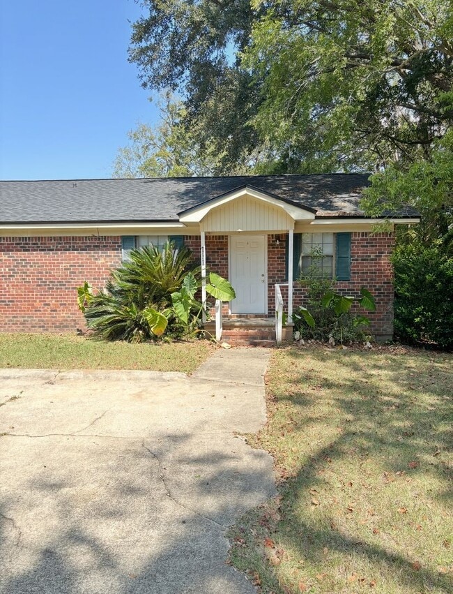 Building Photo - Cute cottage type property