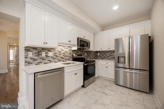 Photo - 325 W Barnard St