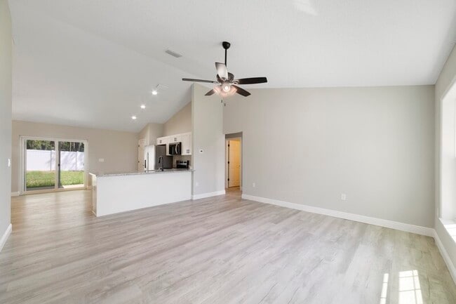 Photo - 661 W Bancroft Dr