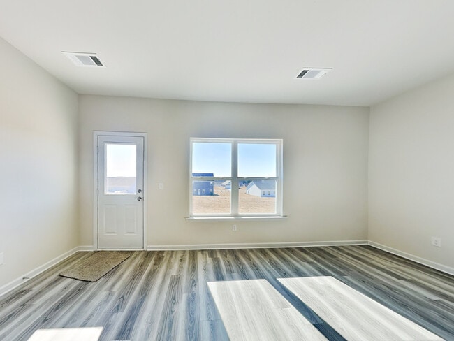 Photo - 1021 Claas Wy