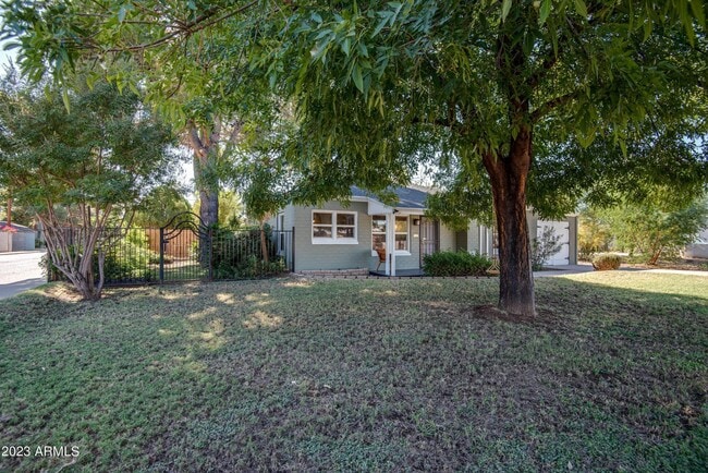 Photo - 1301 W Glenrosa Ave