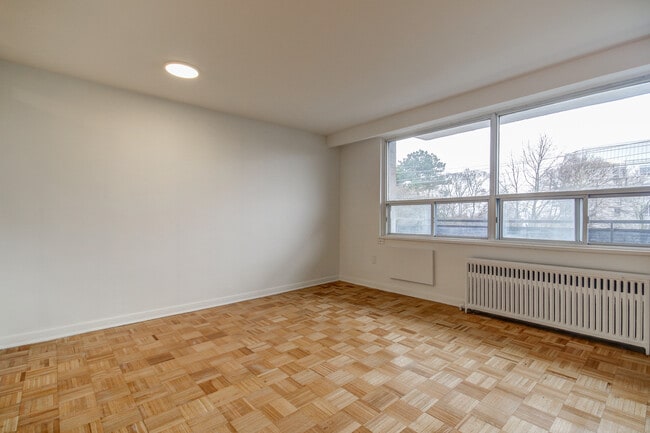 Photo - 1833 Bayview Ave
