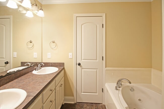 Photo - 810 Windlass Cove