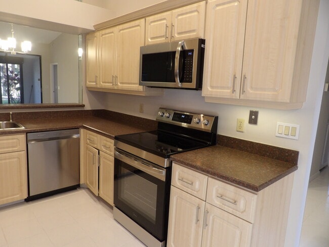 Mucho espacio en el gabinete - 5242 Fairway Woods Dr