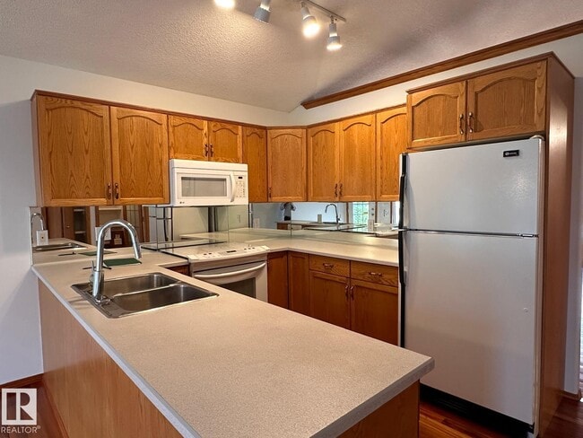 Photo - 643 Jenner Cove NW