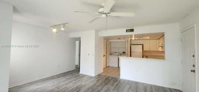 Building Photo - 4195 N Haverhill Rd Unit 301