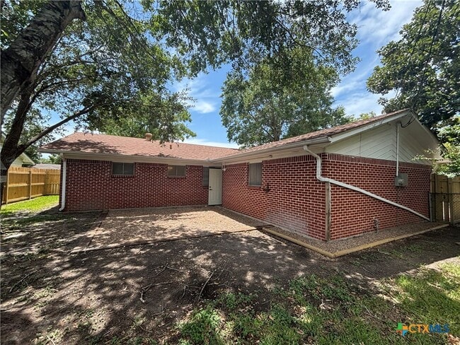 Building Photo - 2502 E Poplar Ave