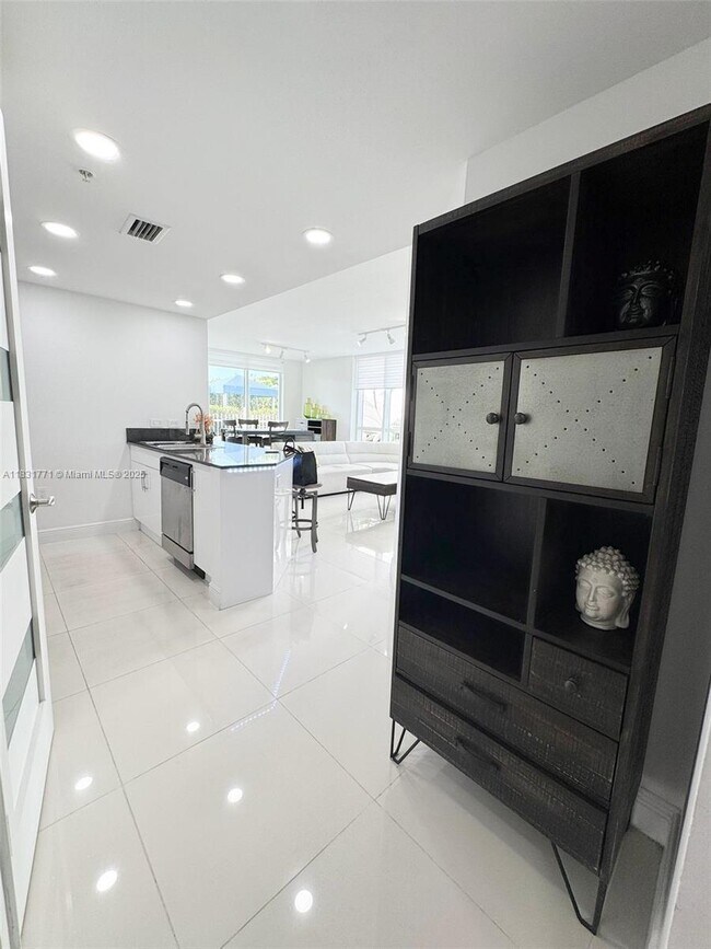 Photo - 1871 NW S River Dr Unidad 705