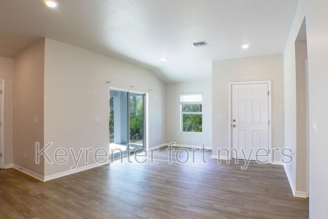 Photo - 341 Reeves St