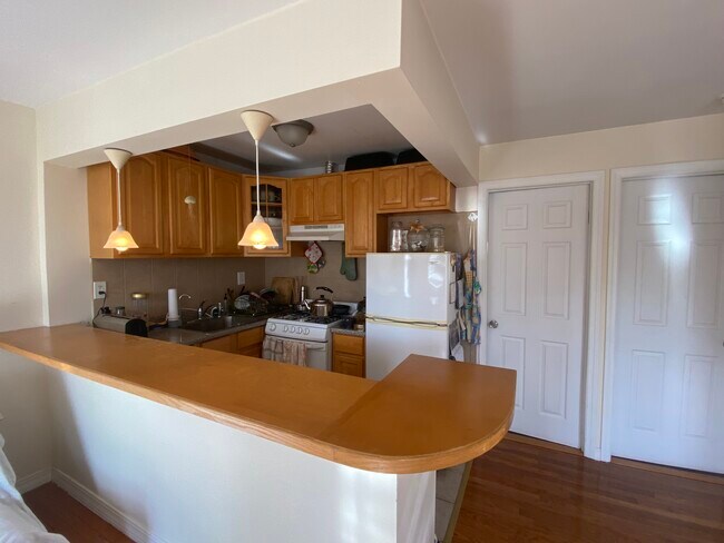 Building Photo - 5031 46th St Unit 2 Bedrooms Apartment