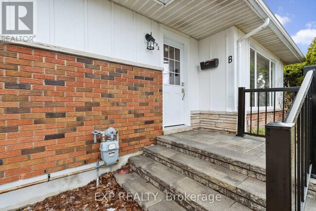Photo - 692 Claude St