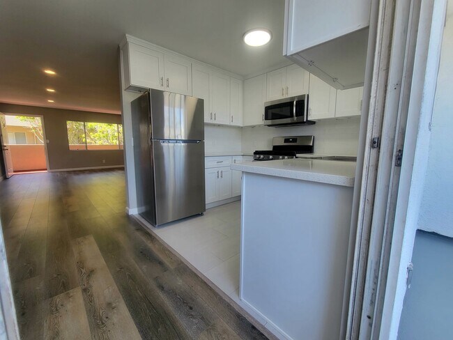 Brand New Shaker Cabinets Quartz Counters Stainless Appliances - Corral Vista LLC
