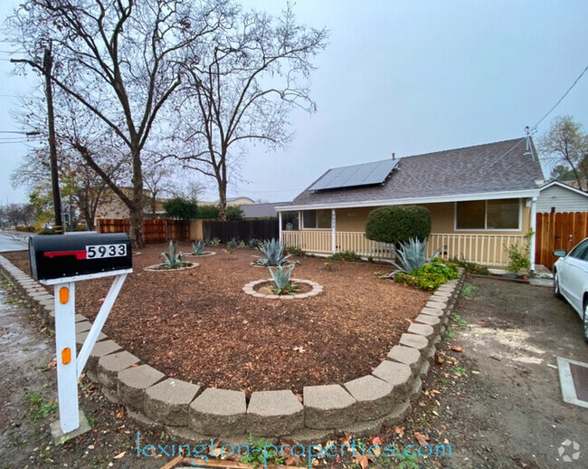 Building Photo - Beautifully Remodeled, 3BD/1BA Home, Avail...