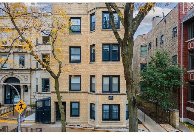 Building Photo - 648.5 W Roscoe St Unit GD