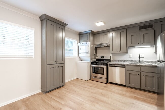 Photo - 1135 Woodland Ave: Woodland Apartments