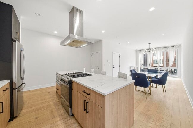 Photo - 2143 W Adams St
