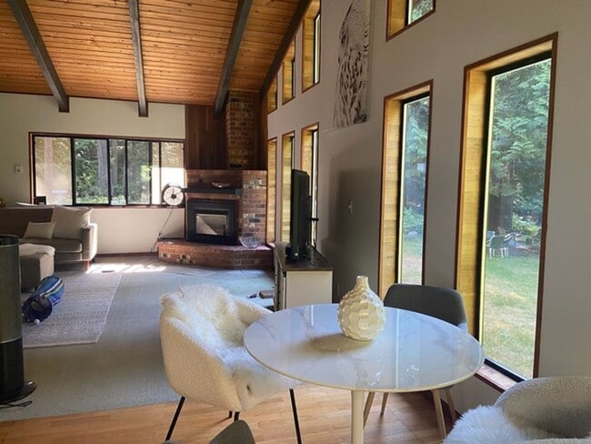 Building Photo - Lovely Home on 5 Acres Near the Water in R...