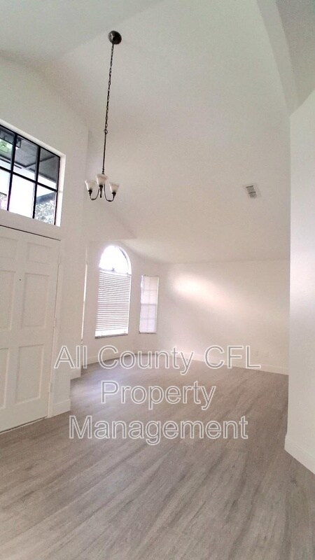 Photo - 553 Walnut Grove Pl