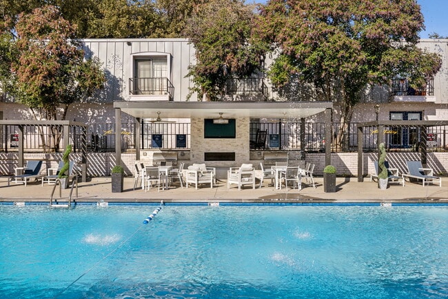 Building Photo - The Ashley at Bluffview Apartments