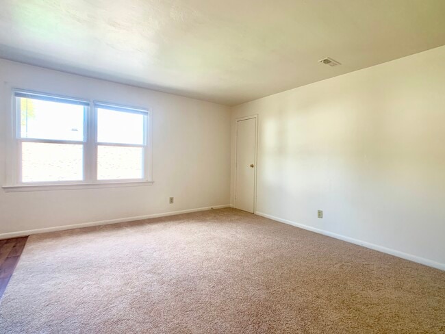 2BR, 1BA - CARPET
