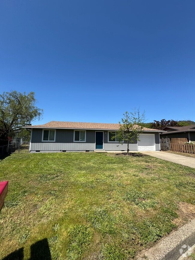 Building Photo - Myrtle Creek 3 bedroom home with 1 car garage