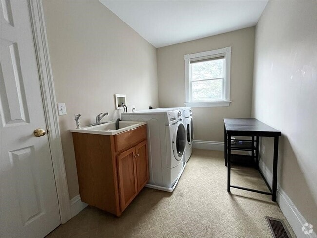 Building Photo - 20 Sumner Park Rental
