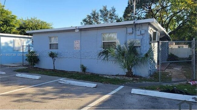 Building Photo - 1808 NW 9th St Unit 2