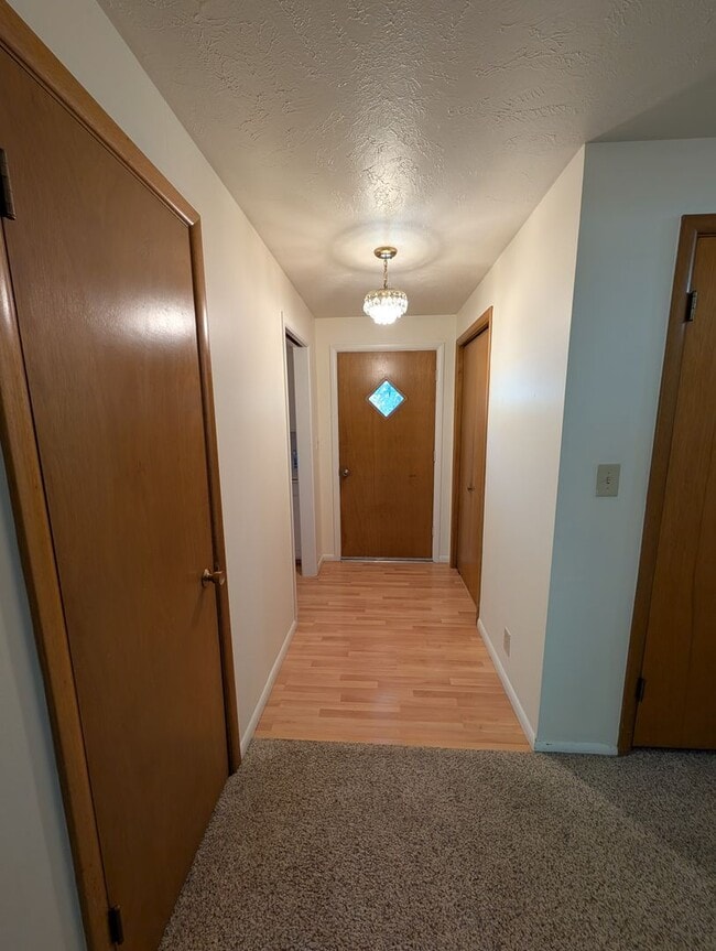 Photo - 675 University Dr