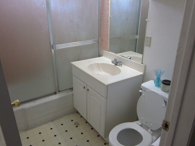 1213 N Mansfield Ave Unit 11