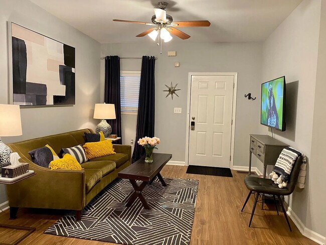 Room in Duplex on Jones Ave NW