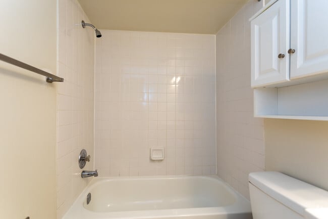 Baño - Glen Manor Apartments