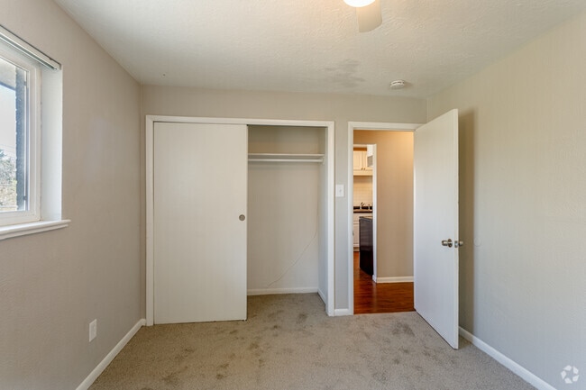2BR, 1BA - 750 SF