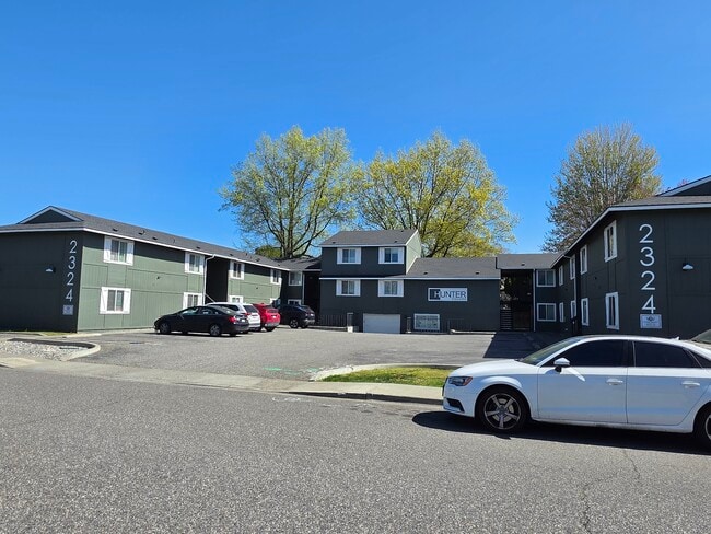 Building Photo - Hunters Square Apartments