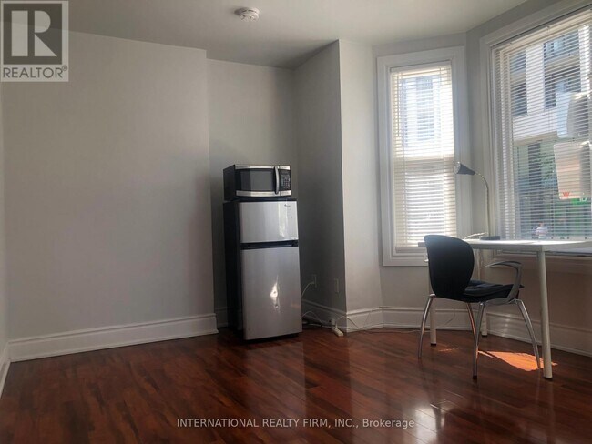 Photo - 197 Dundas St E