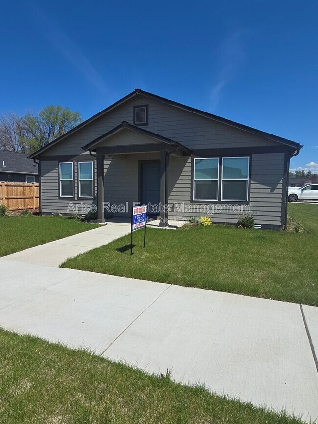 Photo - 652 NE McCampbell St