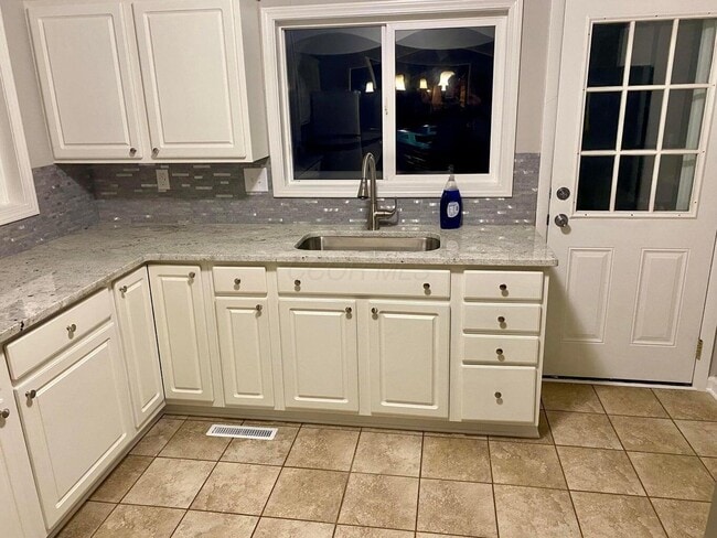 Photo - 4052 Ural Ave