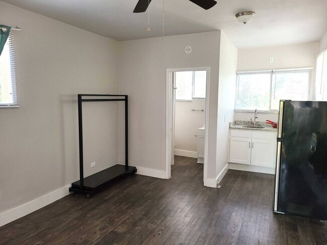 Building Photo - 1405 Moore St Rental