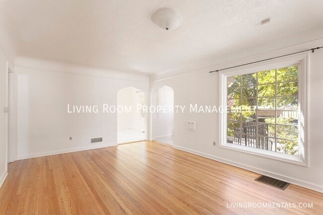 Photo - 5026 N Commercial Ave