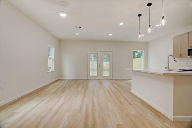 Photo - 8314 Williamsdell St